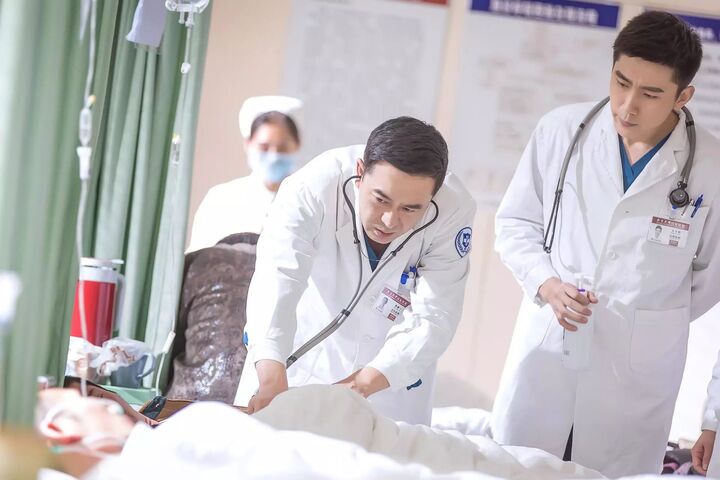 《急诊科医生》东方卫视热播,张嘉译:穿上白大褂 用感