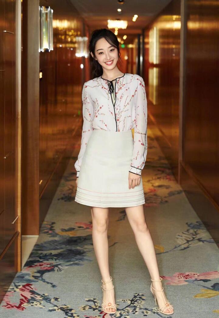 蒋梦婕一身穿搭造型感倍圈粉 网友在;谁叫人家颜值高呢