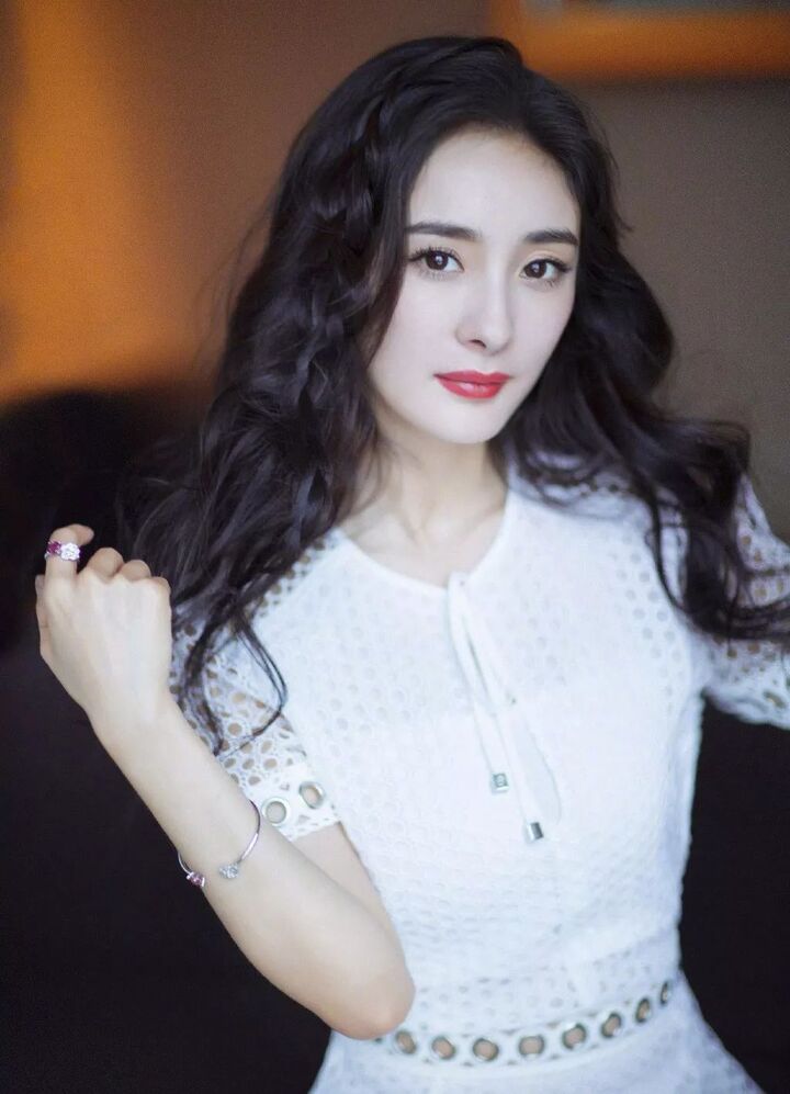 杨幂的卷发vs周冬雨的编发,哪个更适合春天