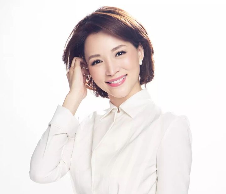董卿,央视综艺频道主持人,她凭借知性的气质,大气的主持风格,以及