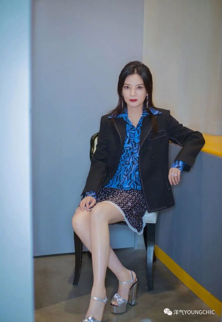 赵薇西服外套搭配上蓝色衬衫,袖口之间也微微露出些蓝边,说她是女强人