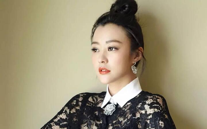 现在难找演技能跟郝蕾比肩的女演员了,大部分都是明星,不是演员,现在