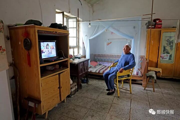 得益于国家政策,张兆钢家里也像城里一样通上了自来水.