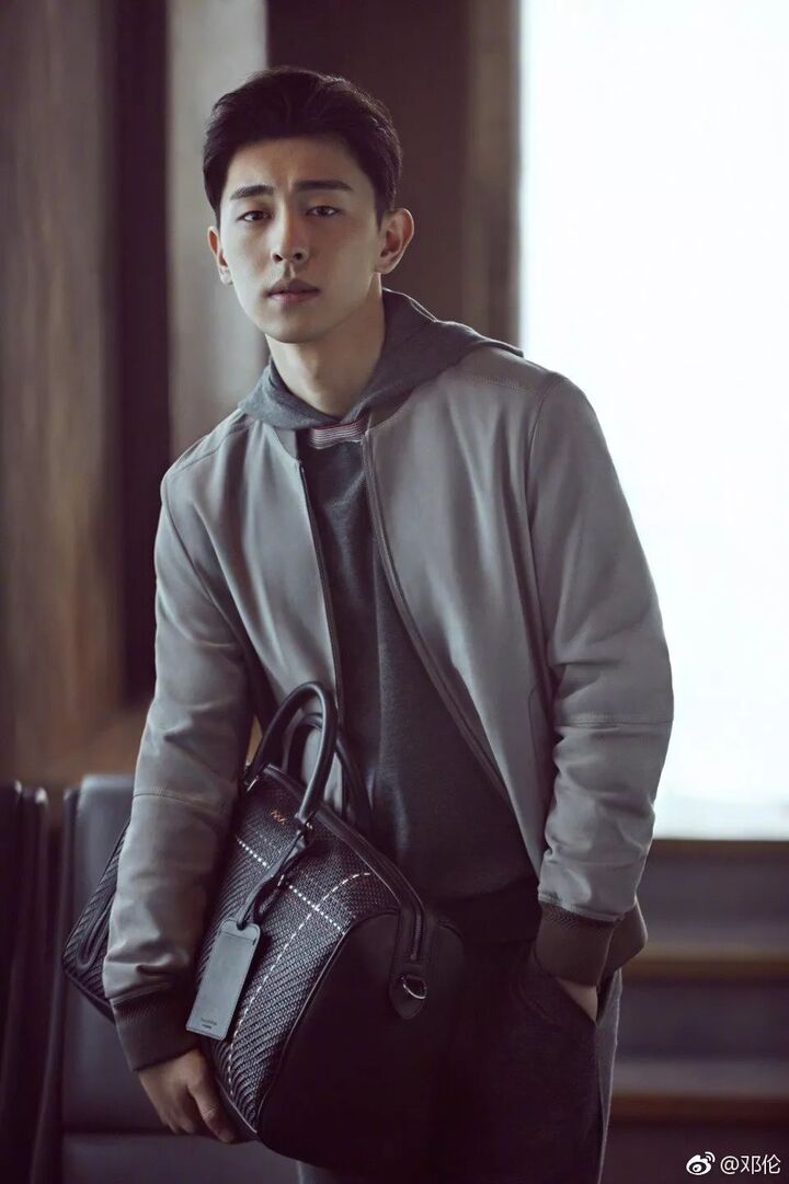 搭档杨紫主演《香蜜沉沉烬如霜》,搭档李一桐主演《海棠经雨胭脂透》