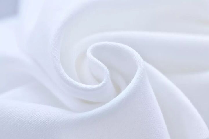 白色衣服发黄了怎么办?教您个洗白小窍门,别再用漂白剂了