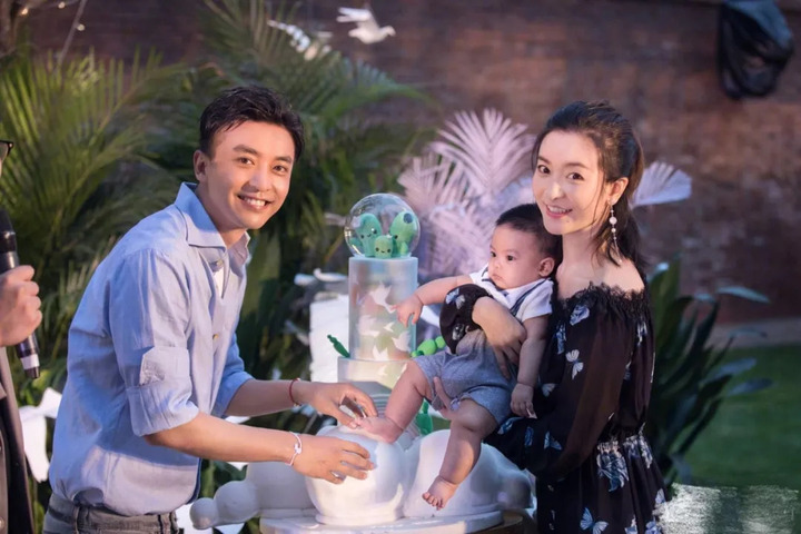 李佳航为儿子举办百日宴,紫薇也到场祝贺,网友:太跳戏