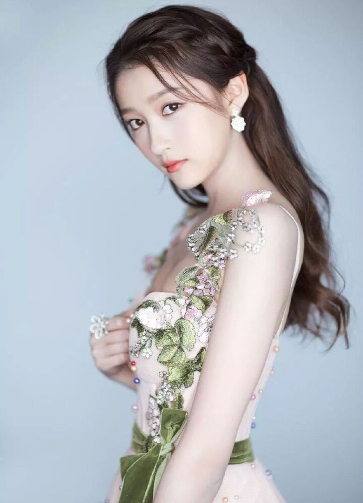 关晓彤恨嫁?祝福赵丽颖新婚,评论中留下一脸憧憬的表情!