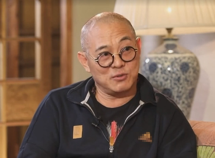 55岁李连杰近照,爱说爱笑状态不错,洒脱可爱十足"老顽童"!