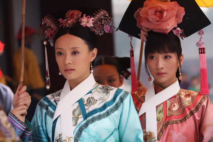 《甄嬛传》中,甄嬛不慎被猫抓伤,安陵容探视时送来舒痕胶,说是涂抹后
