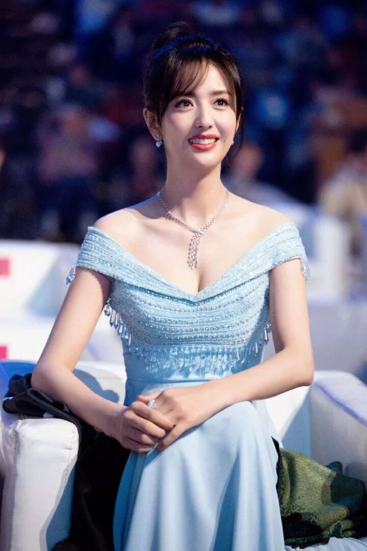 2018国剧盛典中,佟丽娅一身淡蓝长裙赚足了观众目光,并且还收获"观众