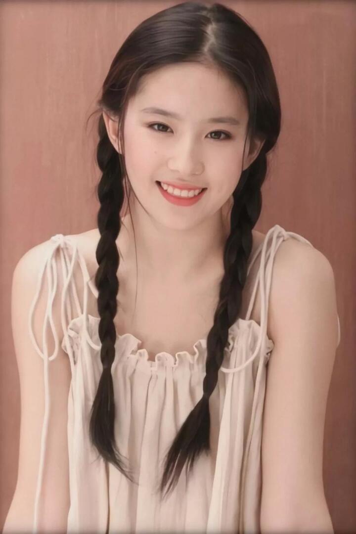 原创32岁的刘亦菲,早就不是天仙了