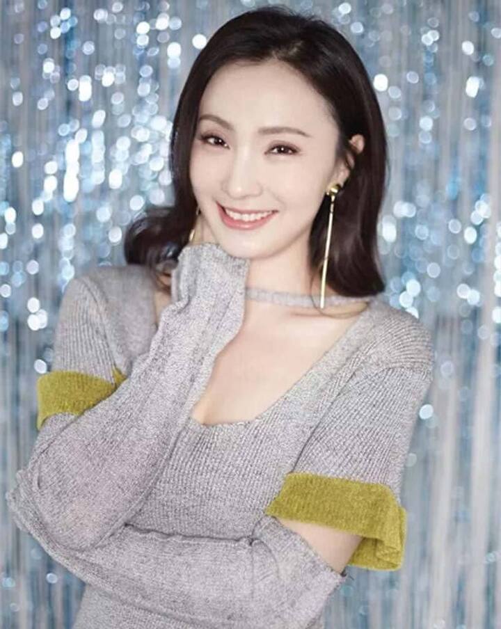 同是45岁左右,陶虹和李若彤都在自然老去,她看着年轻了20岁