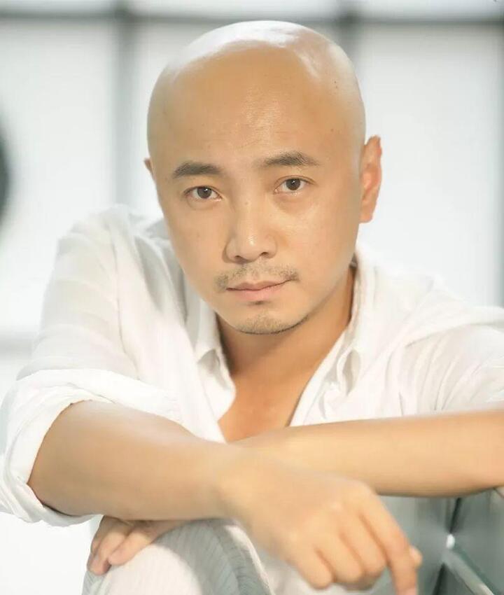 徐峥获影帝戏称工龄长, 幽默化解尴尬合影, 网友直言