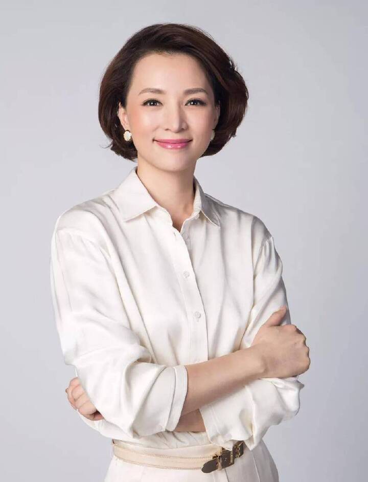 她被称央视第一大美女,比董卿还漂亮,如今46岁被老公宠成公主!