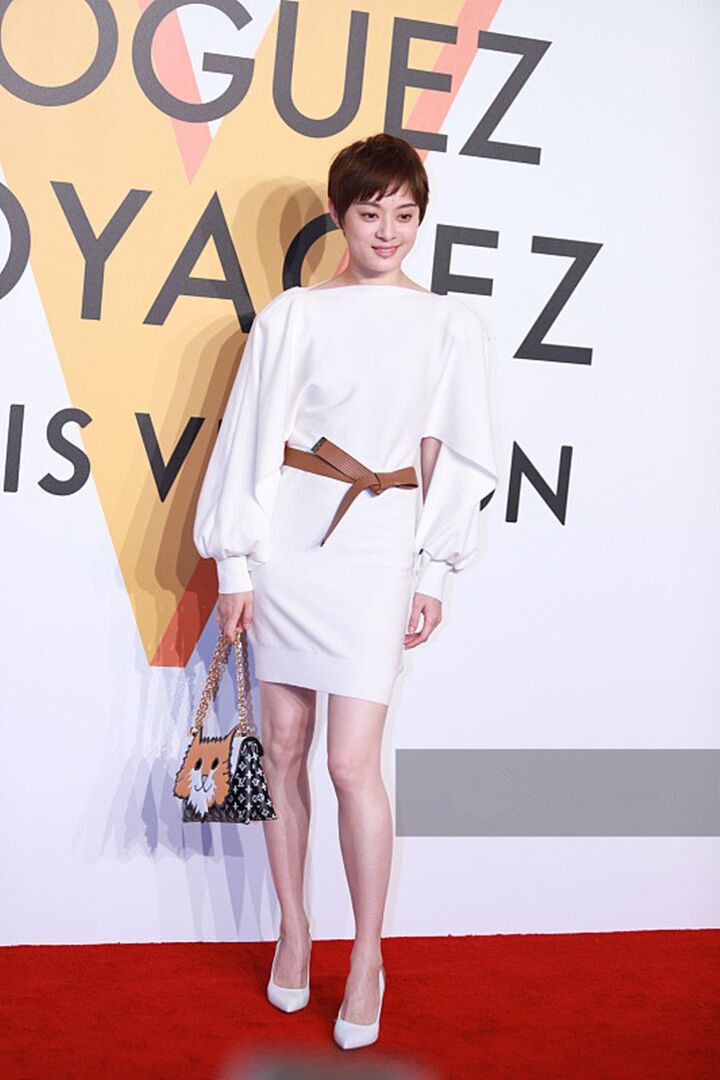 孙俪穿白色长裙配白色高跟鞋秀白皙长腿 笑容甜美女神