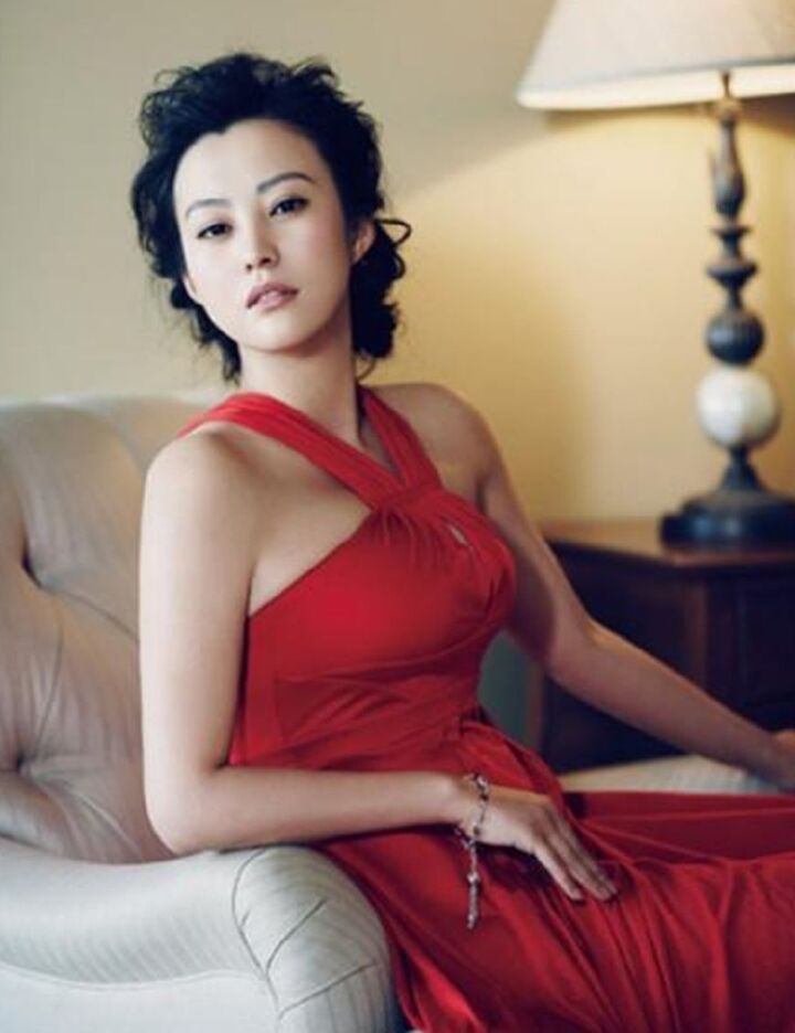 郝蕾长裙出席活动,好像塞了两个大西瓜,网友:衣服都快