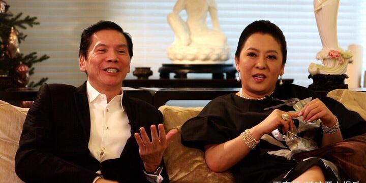 向华强要拿钱养前妻,向太的做法让人意外,难怪恩爱了这么多年