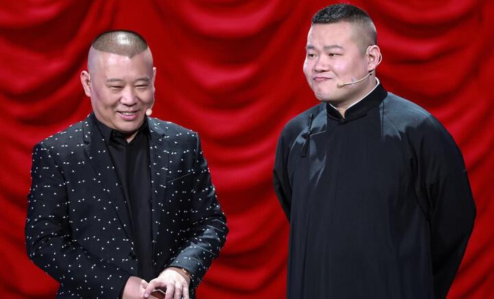 师徒父子!岳云鹏背着手看徒弟说相声,背影太像郭德纲