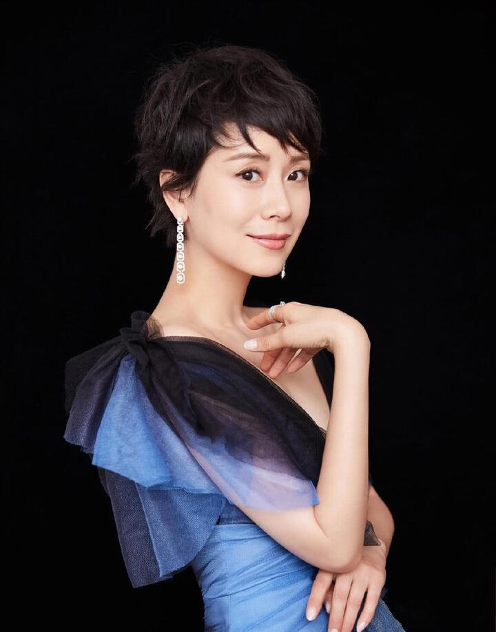海清穿深v鱼尾裙后"变了",优雅又性感,网友:不是国民媳妇了