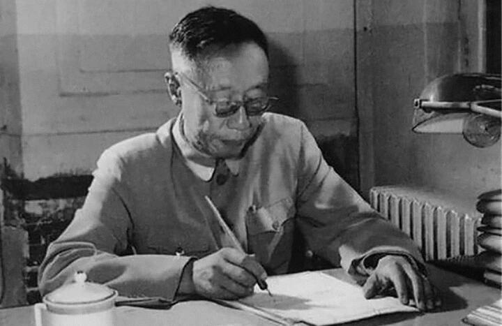1967年,距离溥仪被特赦才过了8年时间,溥仪被查出得了尿毒症.