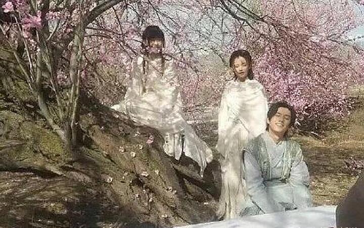 杨超越出演《将夜2》,与桑桑穿同一戏服光脚踩雪地,被