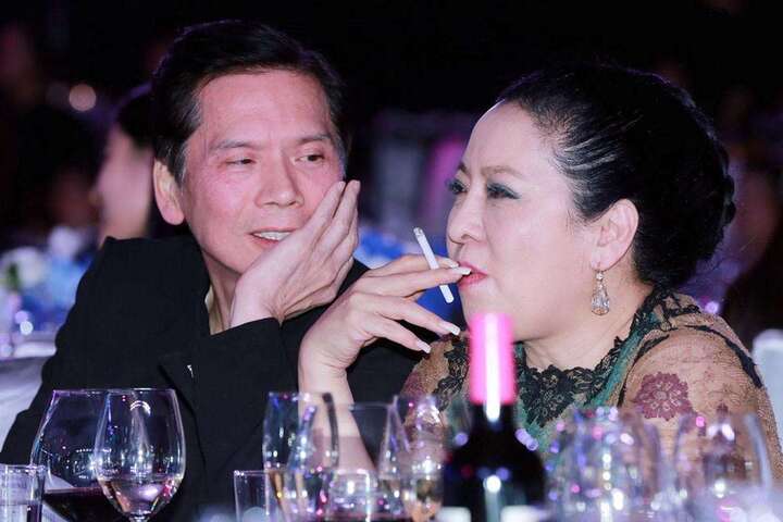 说到娱乐圈反目成仇的挚友,这里面就不得不提一下向华强一家和