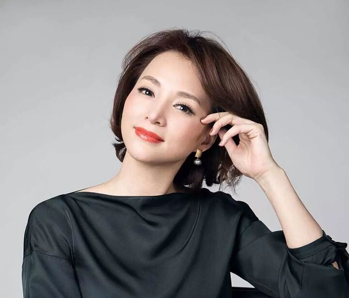 虽不及董卿有才气,也不及倪萍毒舌,但周涛气质出众,无