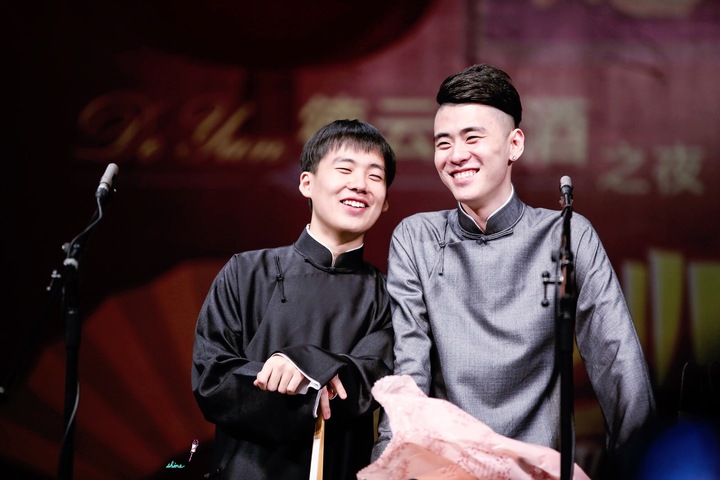 郭麒麟张云雷由相声演员转型娱乐综艺演员,返场大合唱