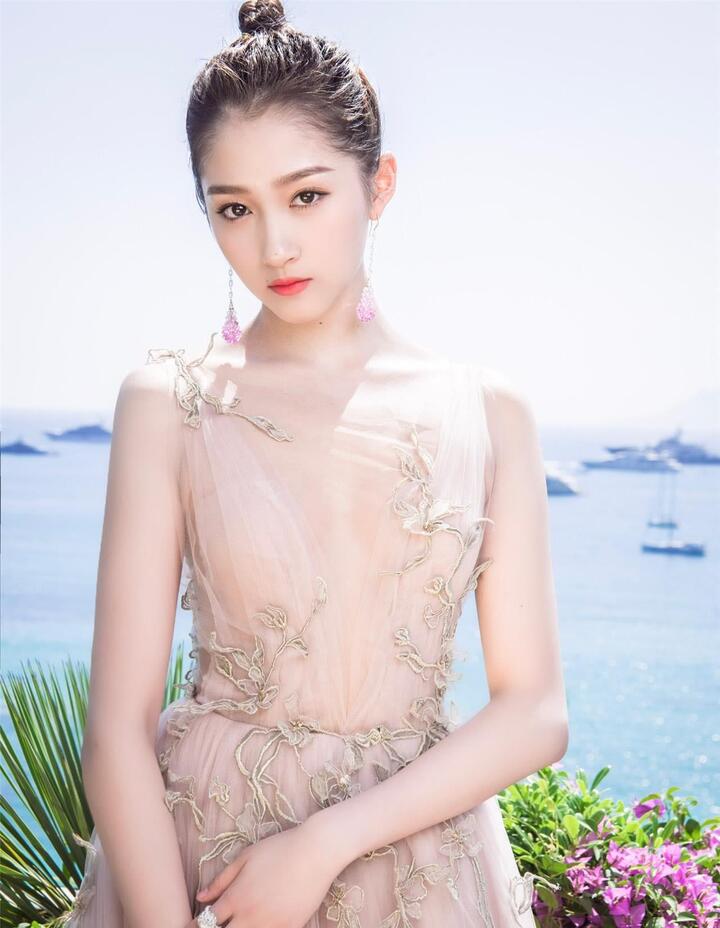明星也爱抖音,杨幂粉丝七位数关晓彤八位数,而她是关晓彤的两倍