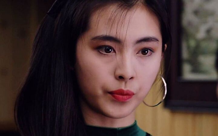 51岁王祖贤晒素颜自拍,桌上的东西很抢眼,看来女神也怕老啊