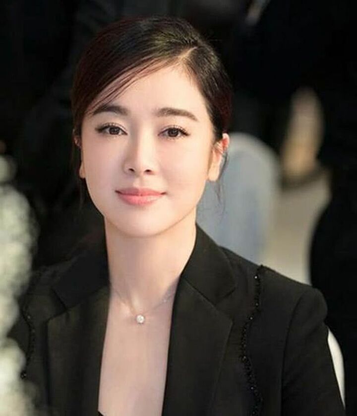 陈数和左小青近照,一个不生孩子被老公宠,一个生完女儿被宠上天