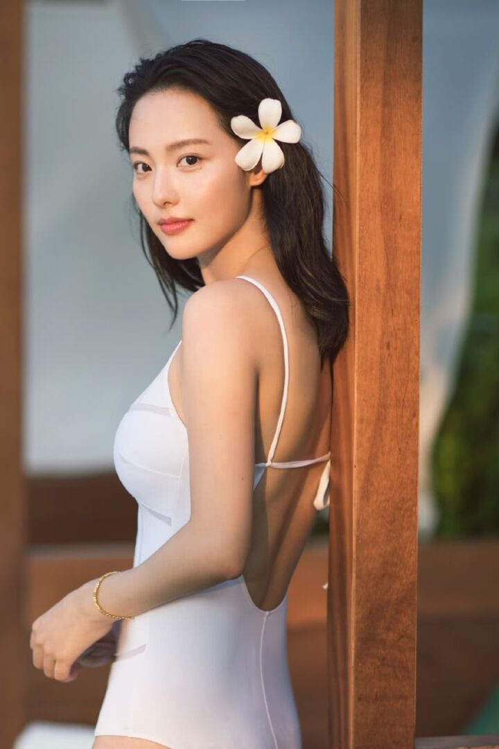 辣妈张嘉倪穿白色内衣秀美腿好身材,清纯甜美又妩媚动