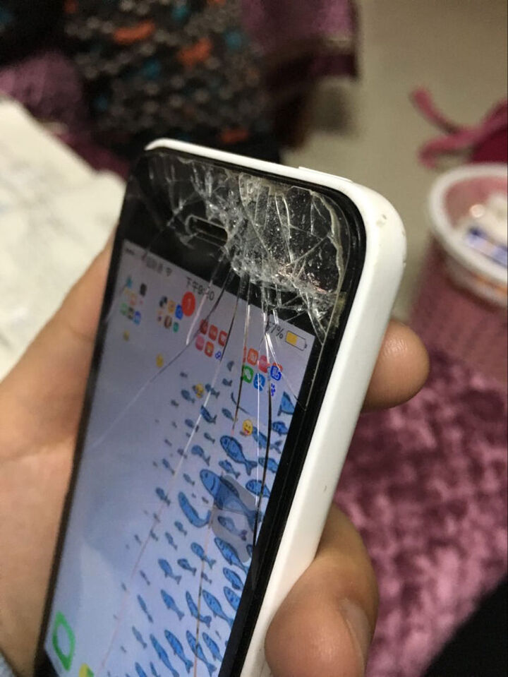 我的手机是苹果5c……然后屏幕一角碎了,连那个 钢化膜