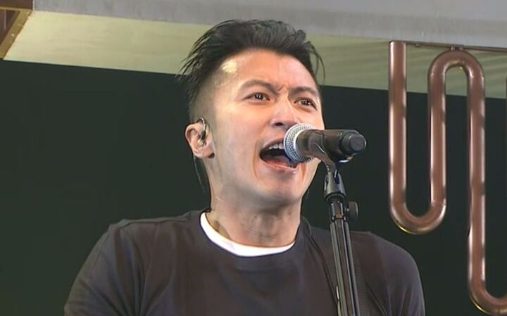 谢霆锋18年后现场演绎《活着viva》,气场炸裂,这就是王者!