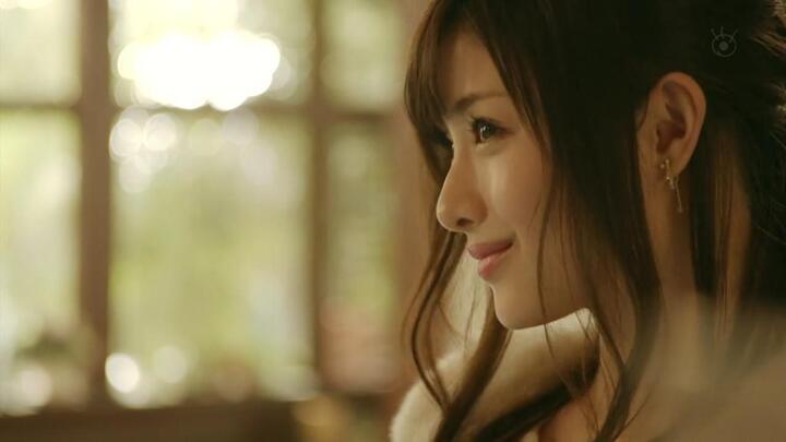 石原里美粉红毛衣丝巾综艺