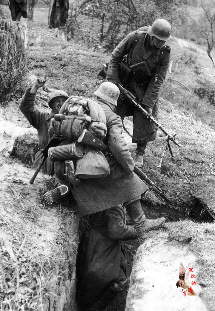 1941年,莫斯科战役,在战壕里被俘的俄国士兵.