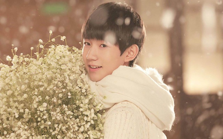 太搞笑!tfboys王源踢毽子如同在练降龙十八掌