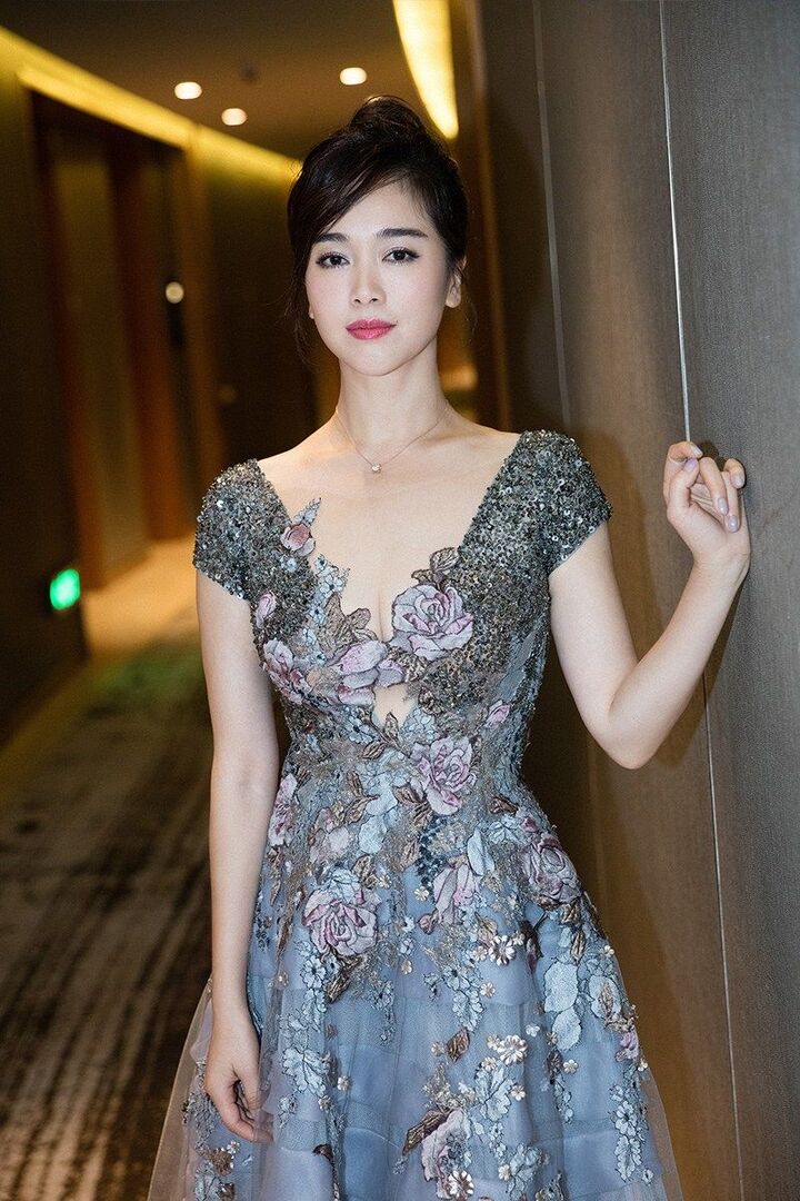 出席活动的左小青,穿着自然大方,显得非常端庄,气质高贵的同时,还性感