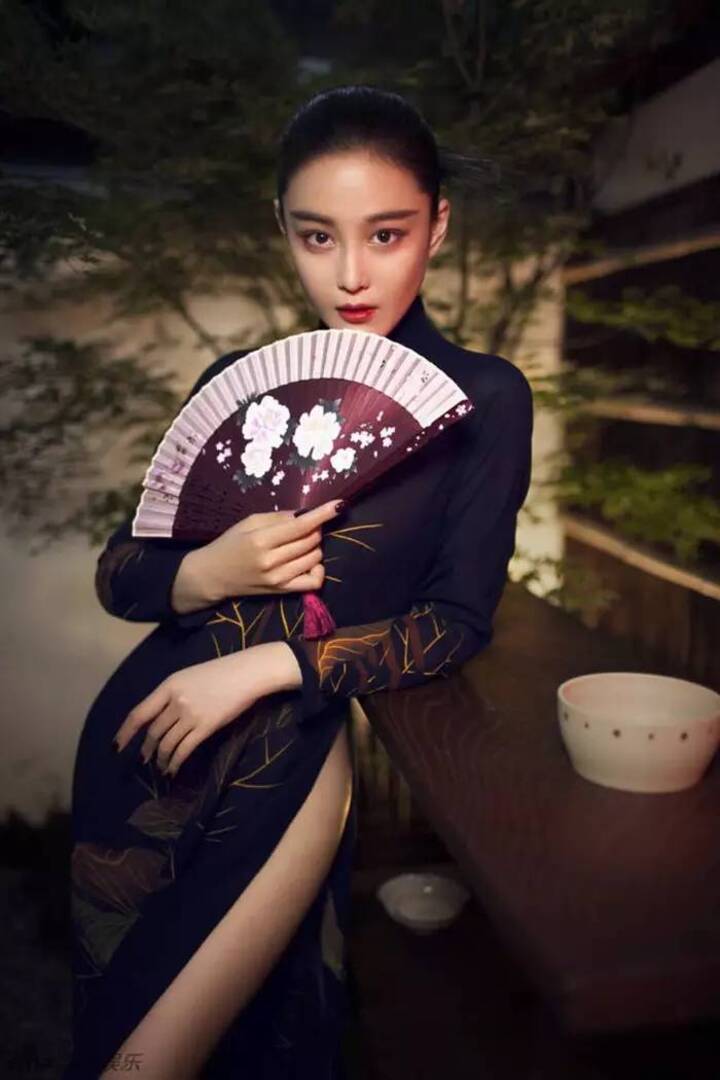 张馨予越来越有女人味,低胸高开叉连衣裙美呆了