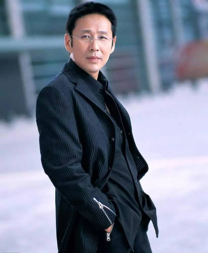 62岁飙机车,宠爱初恋40年的陈道明,就是女人最想嫁的