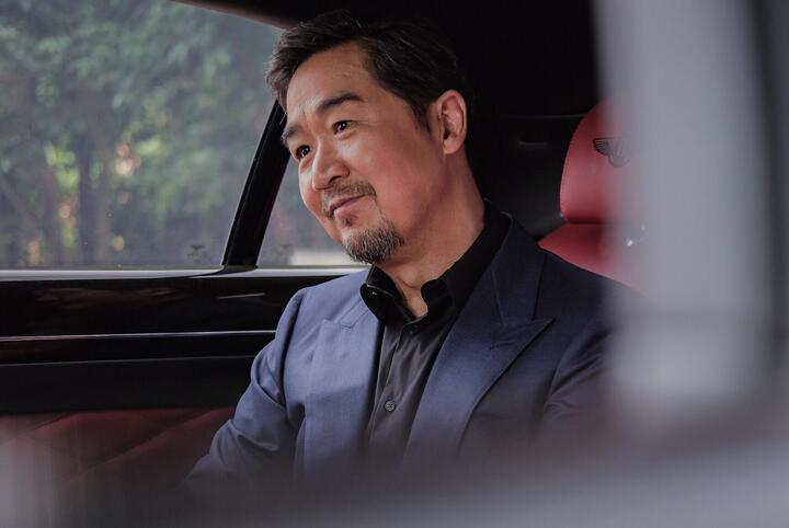 《也平凡》戏骨压阵! 张国立吕凉打破荧屏形象