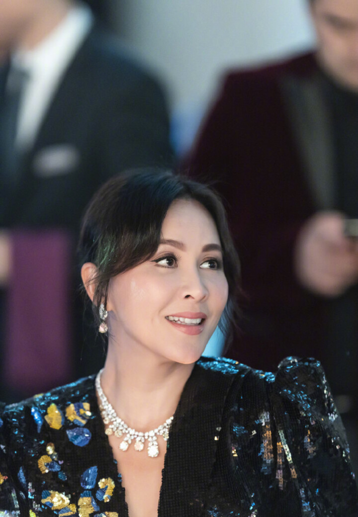 53岁刘嘉玲少女感真好,外套搭牛仔裤年轻20岁,气质不减当年