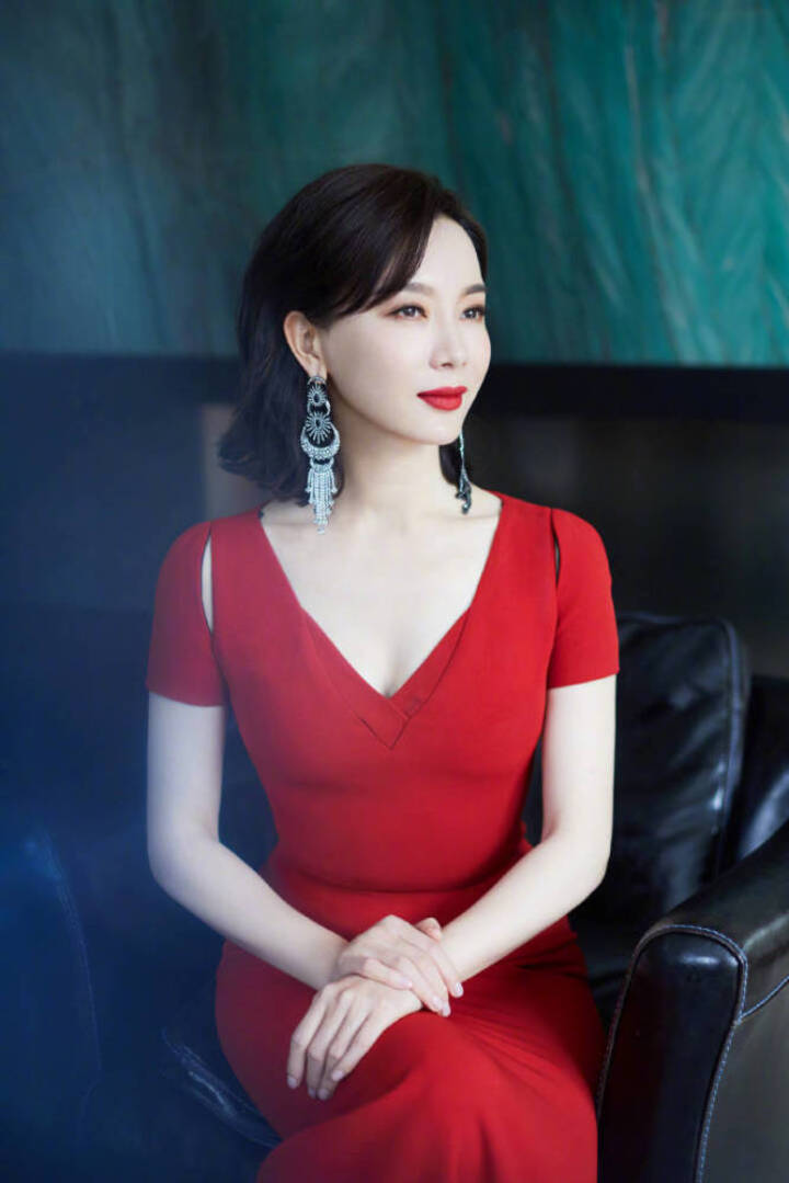 陈数出席电影人之夜聚会,美丽大方,气质迷人!