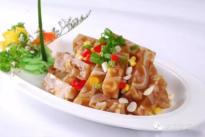 软嫩滑爽还不腻,蘸点个人喜好的酱料,美味q弹,凉拌皮冻冰爽夏季,还