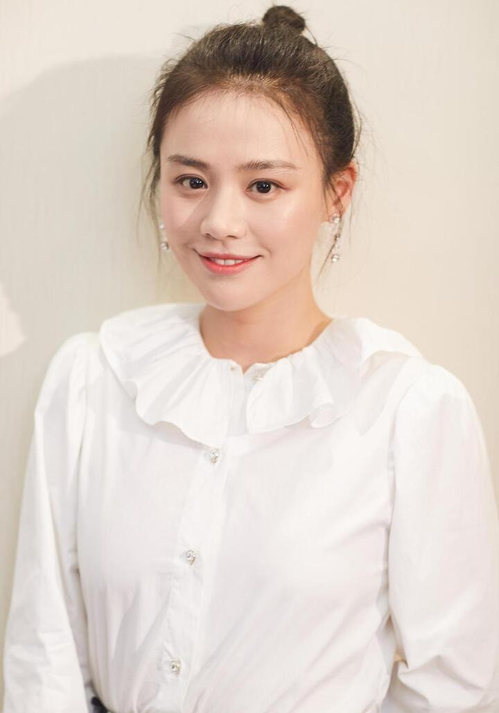 马思纯白衬衣配格子裙爽朗