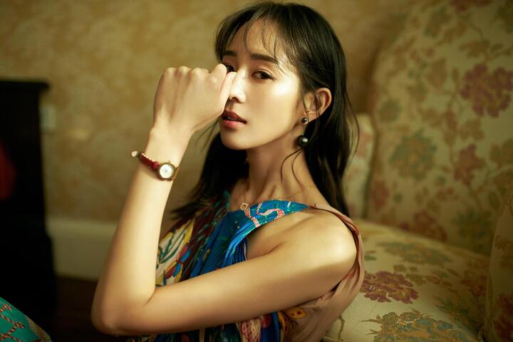 张钧甯不愧是气质美女,换个发型尽显少女感,穿印花裙美回18岁