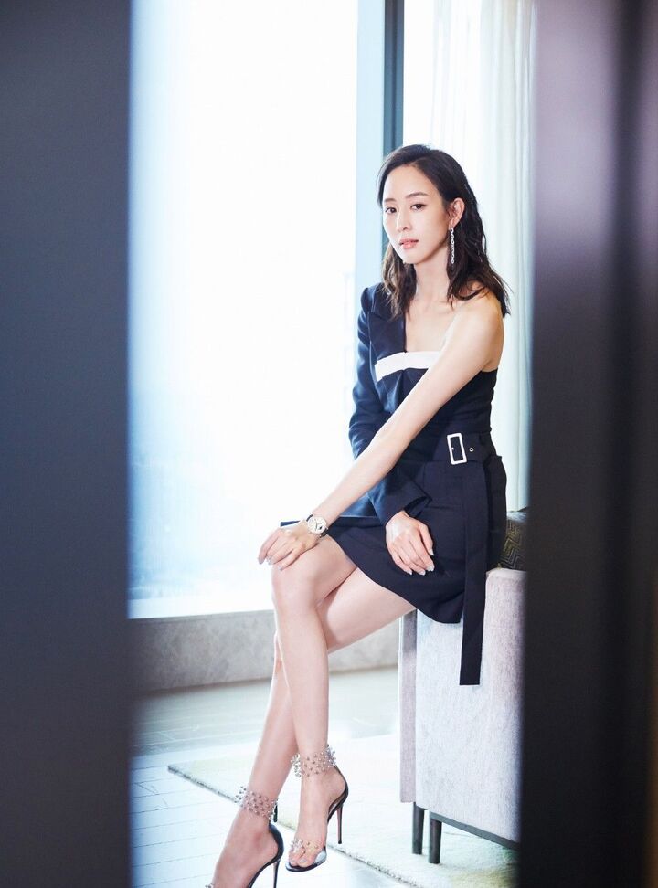 张钧甯不仅皮肤白得发光,连黑色蕾丝裙也在闪光,真是想忽视都难