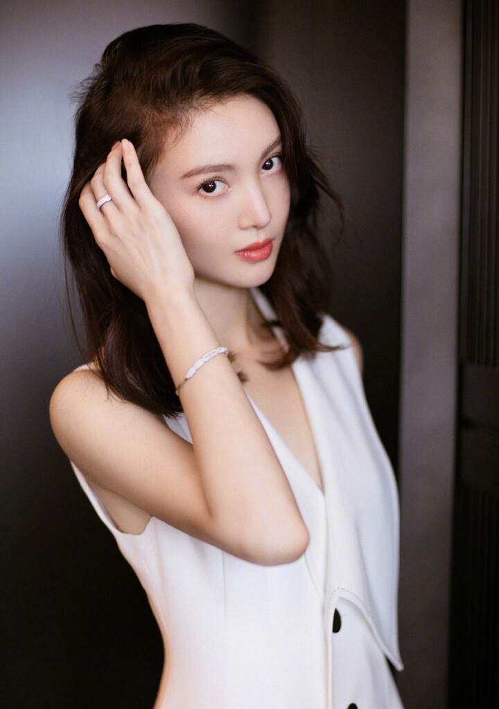 金晨美出了新天际!身穿长款西装外套尽秀大长腿,颜值气质开挂