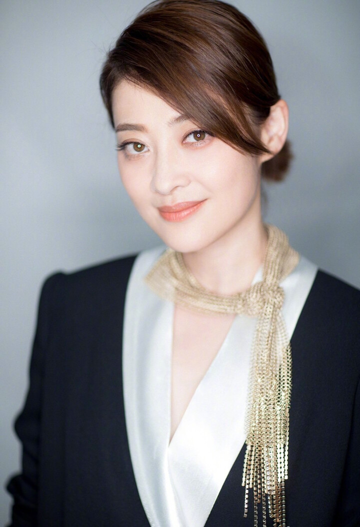 梅婷,蒋雯丽同穿深色礼服出席,相差6岁她们谁会更美呢