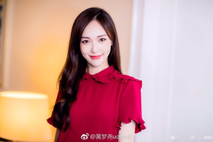 唐嫣现身杭州,红色连衣裙惊艳了!